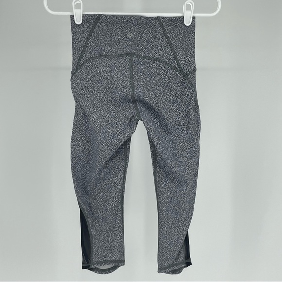 LULULEMON TRAIN TIMES CROP LEGGINGS 17” FRACTAL ALPINE WHITE BLACK 4 HIGH RISE - Picture 5 of 12